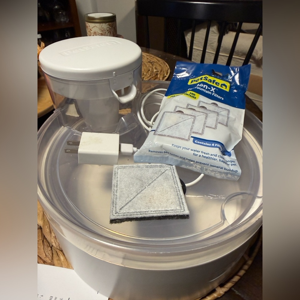 Like New Large Pumpless Petsafe Outlast 90oz Pet/Dog/Cat Fountain + 4 Filters